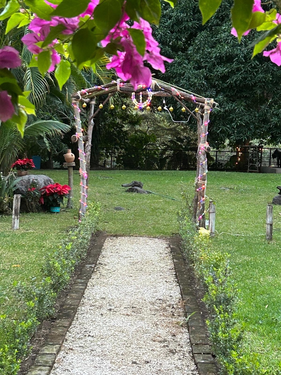 Entrada al jardín con flores