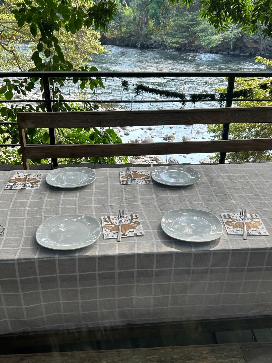 Mirador al río con mesa