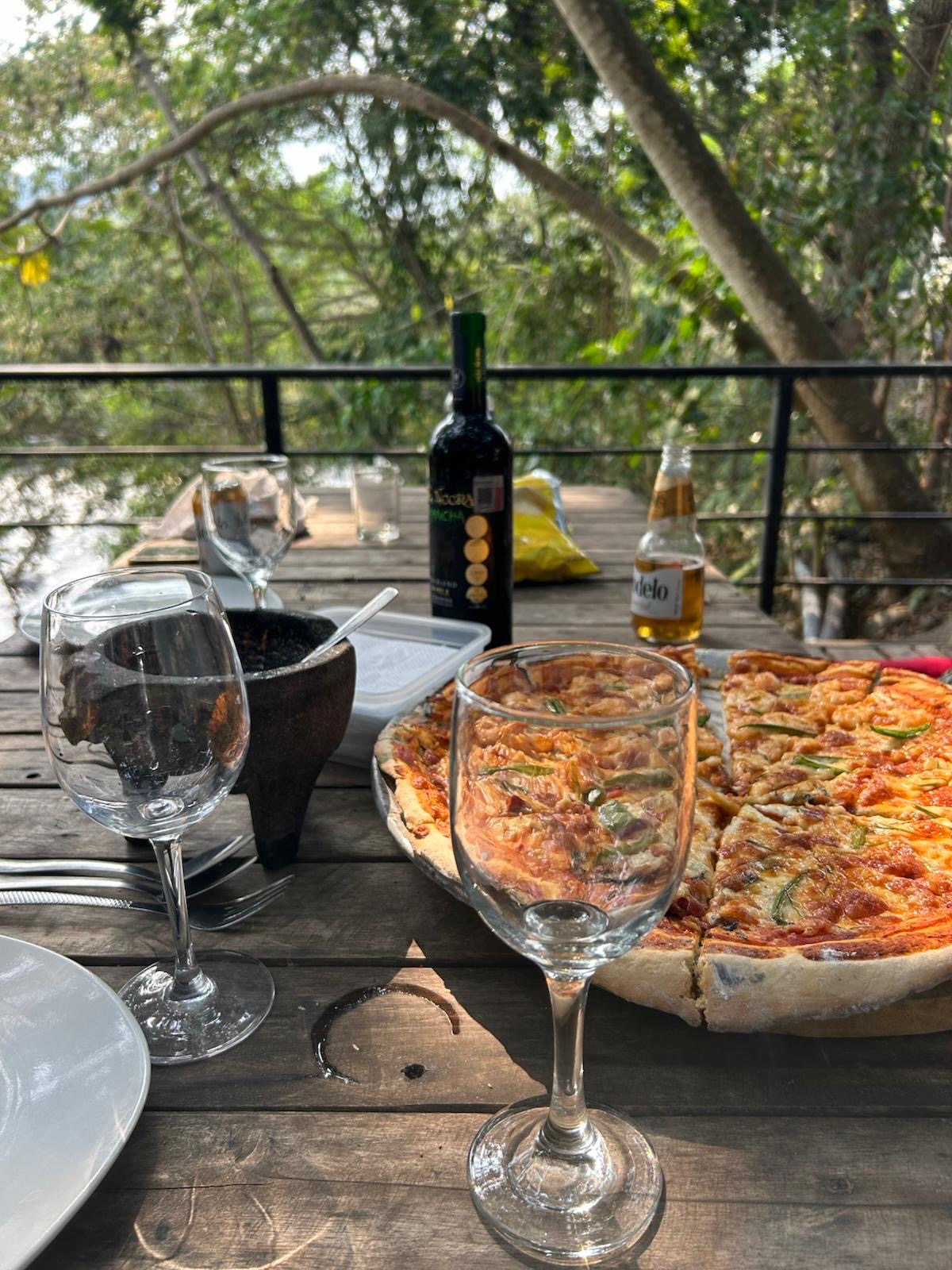 Pizza en mirador al río